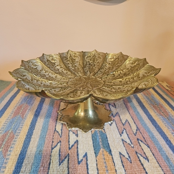 Vintage Large Solid Brass Etched Floral Scalloped Edge Pedestal Bowl - Picture 2 of 9